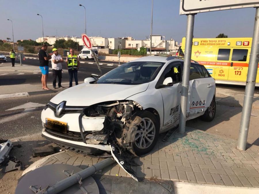 سديروت- مصرع رجل واصابة آخرَيْن اثر حادث تصادم سيارة أجرة وشاحنة